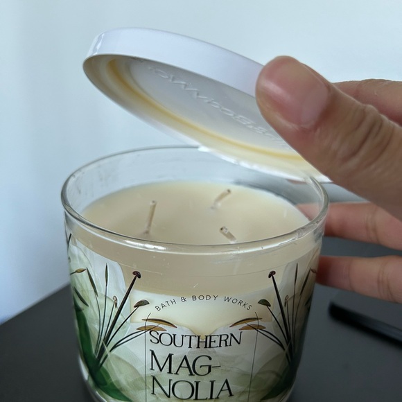 BATH & BODY WORKS SOUTHERN MAGNOLIA SCENTED CANDLE 3 WICK - Picture 2 of 3